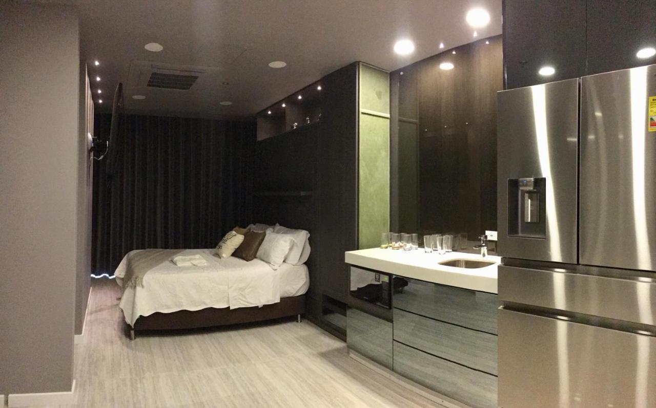 Hotel Paris Luxury Suites Medellin Room photo